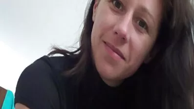 Вона засовує руки в трусики і роздягається догола, відео секс безкоштовно щоб Мастурбувати