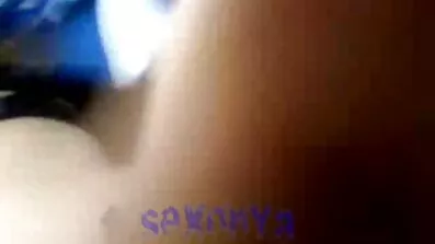 Таємнича мадемуазель знімає секс безкоштовно свої червоні трусики для еротичних сцен