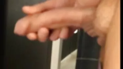 Молода безкоштовно відео секс брюнетка робить мінет своєму коханому крупним планом