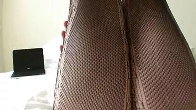 Чорношкірий хлопець із задоволенням занурює Великий член в усі дірочки дівчини безкоштовно відео секс