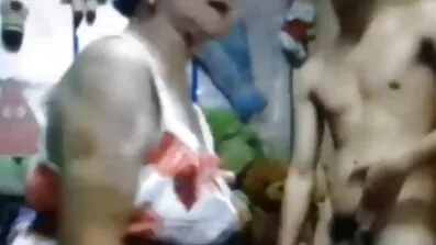 Повія одягає гарне вбрання з панчохами, безкоштовні порно фільми щоб зустрітися зі своїм коханцем