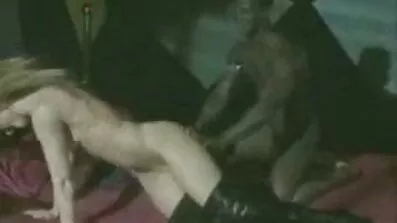 Милфа-блондинка скаче верхи на міцному члені свого еротичне відео безплатно коханця і п'є сперму