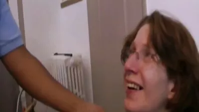 Збуджена подружка займається сексом в жіночій порно відео безкоштовне роздягальні