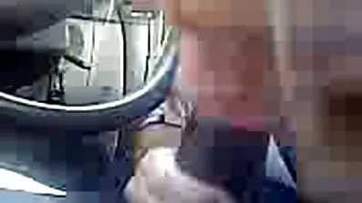 Дружина смокче член чоловіка за кермом і чекає порно відео безкоштовне сперму в нагороду