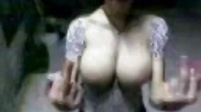 Дівчина ніжно пестить вагіну на стільці пальцями і впадає в екстаз порно фільми безкоштовно