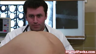 У товстої безкоштовне відео порно літньої жінки є молодий коханець