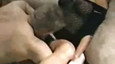 Дві дівчини з подивитисяпорно кицьками нападають на зачарованих чоловіків у груповому сексі
