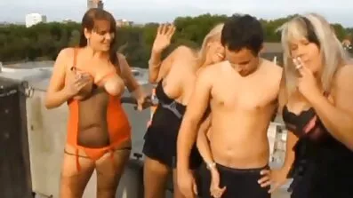 Масажистка зі спермою в жопе порно відео безкоштовно онлайн проводить спокусливий сеанс з членом у роті