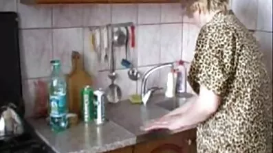 Грудаста клієнтка збуджується на масажі секс безкоштовно і починає трахатись на дивані