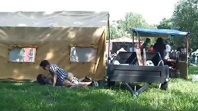 Дві неслухняні дівчата втягують порно відео онлайн безкоштовно хлопця в новорічний анал
