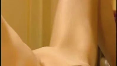 Милашка мастурбує волохату кицьку на порно відео безкоштовно онлайн дивані