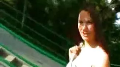 Дівчина в окулярах з волохатим лобком Мастурбує дивитись порно відео безкоштовно і трахкає в анал